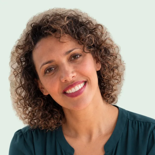 Foto da professora Priscila Gaspar sorrindo